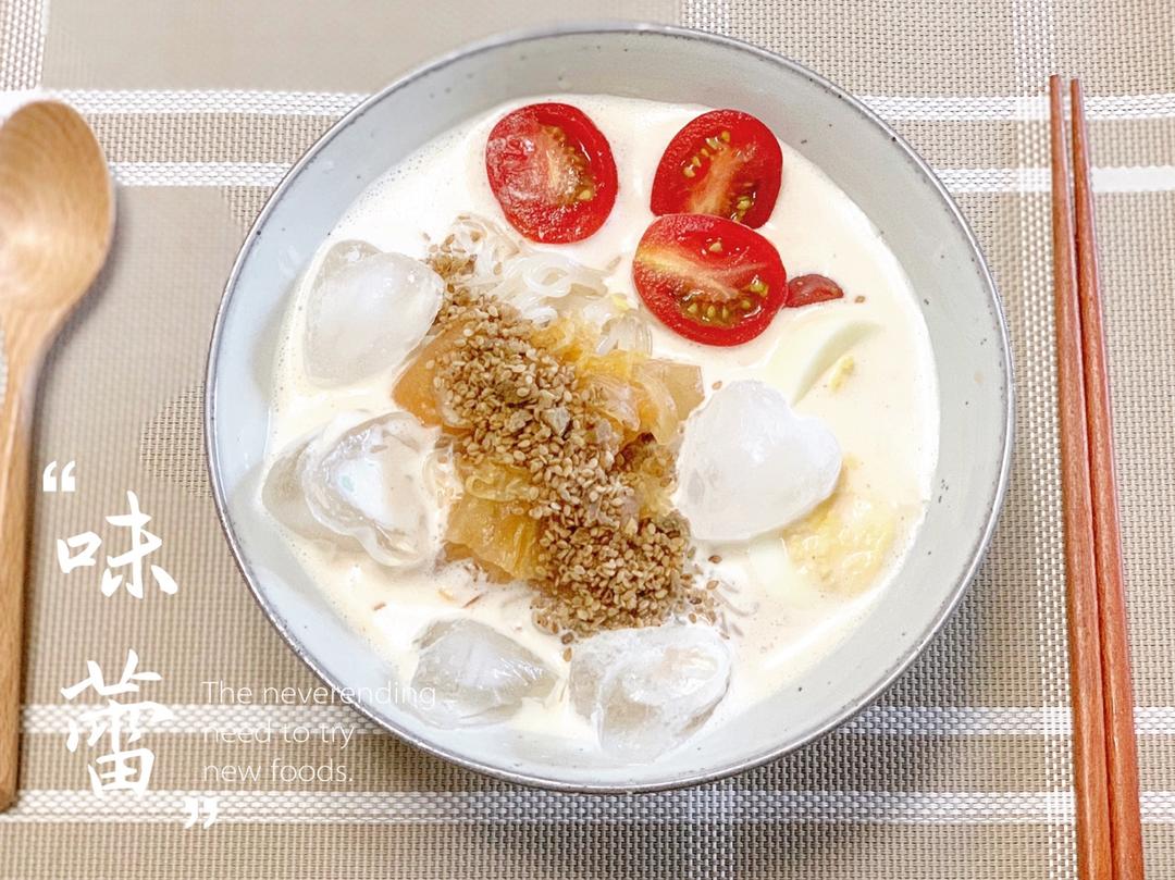 夏季餐食韩式豆浆冷面，低脂高蛋白