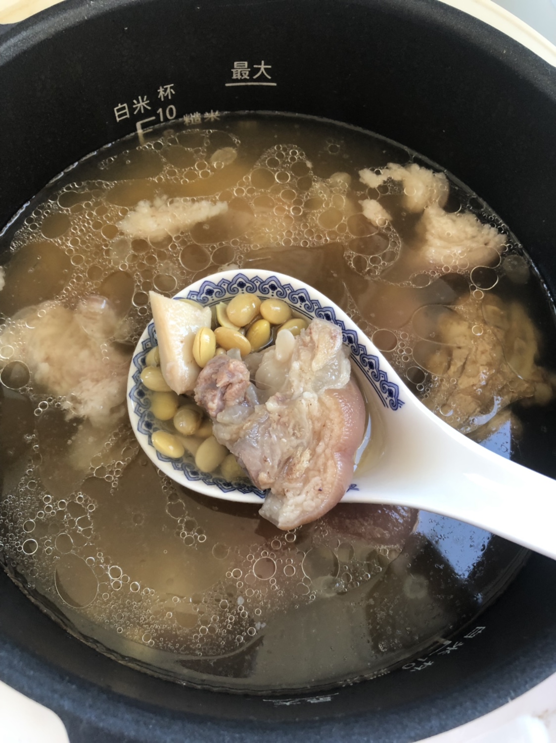 猪蹄炖黄豆汤（适合全家新手也能随意做）这也是超级赞的开奶汤哦
