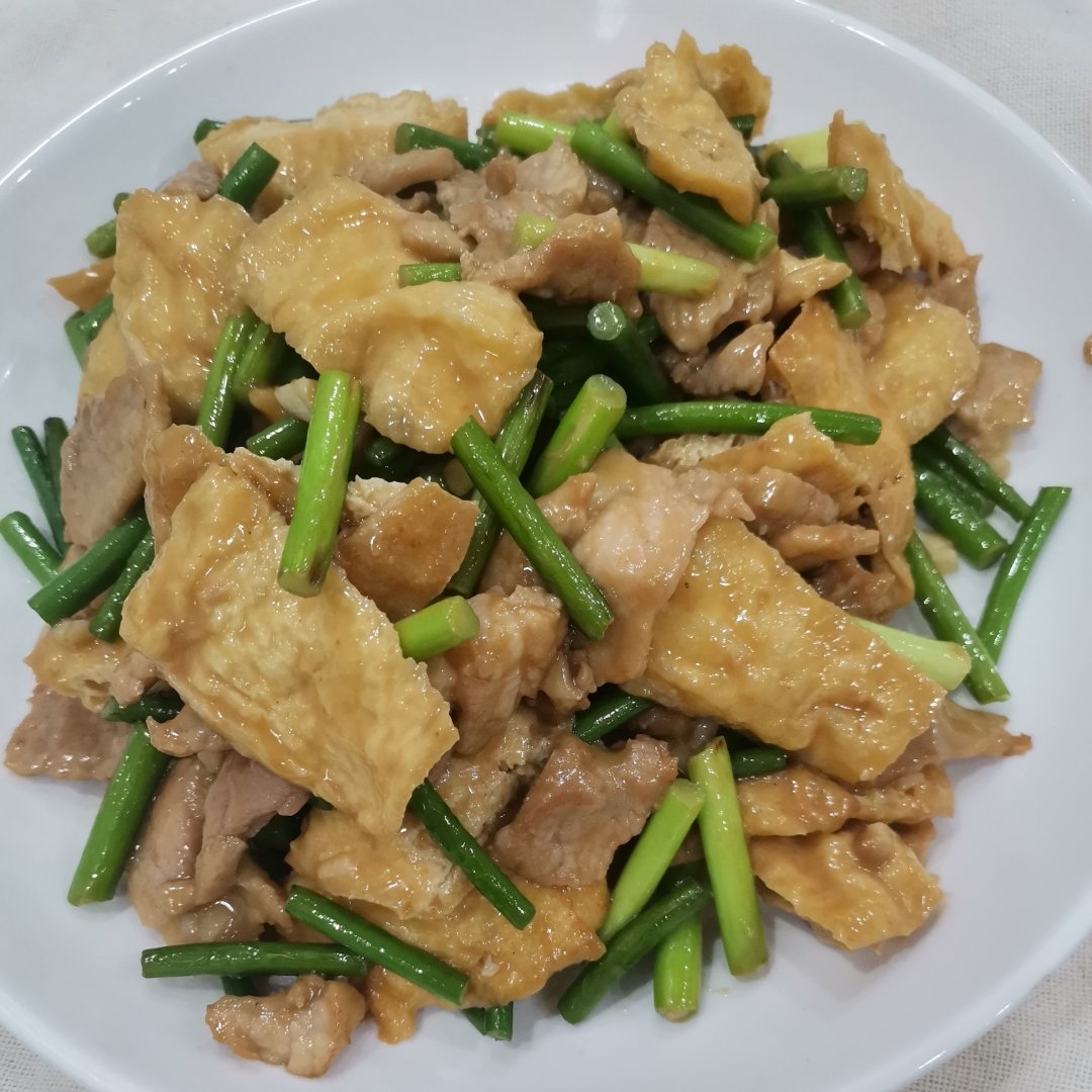 蒜苔炒油豆腐肉片的做法
