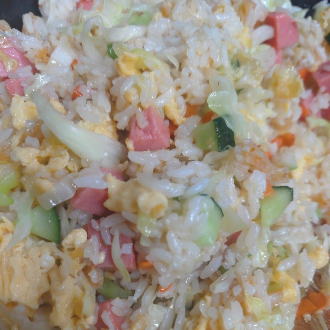 香喷喷辣条炒饭