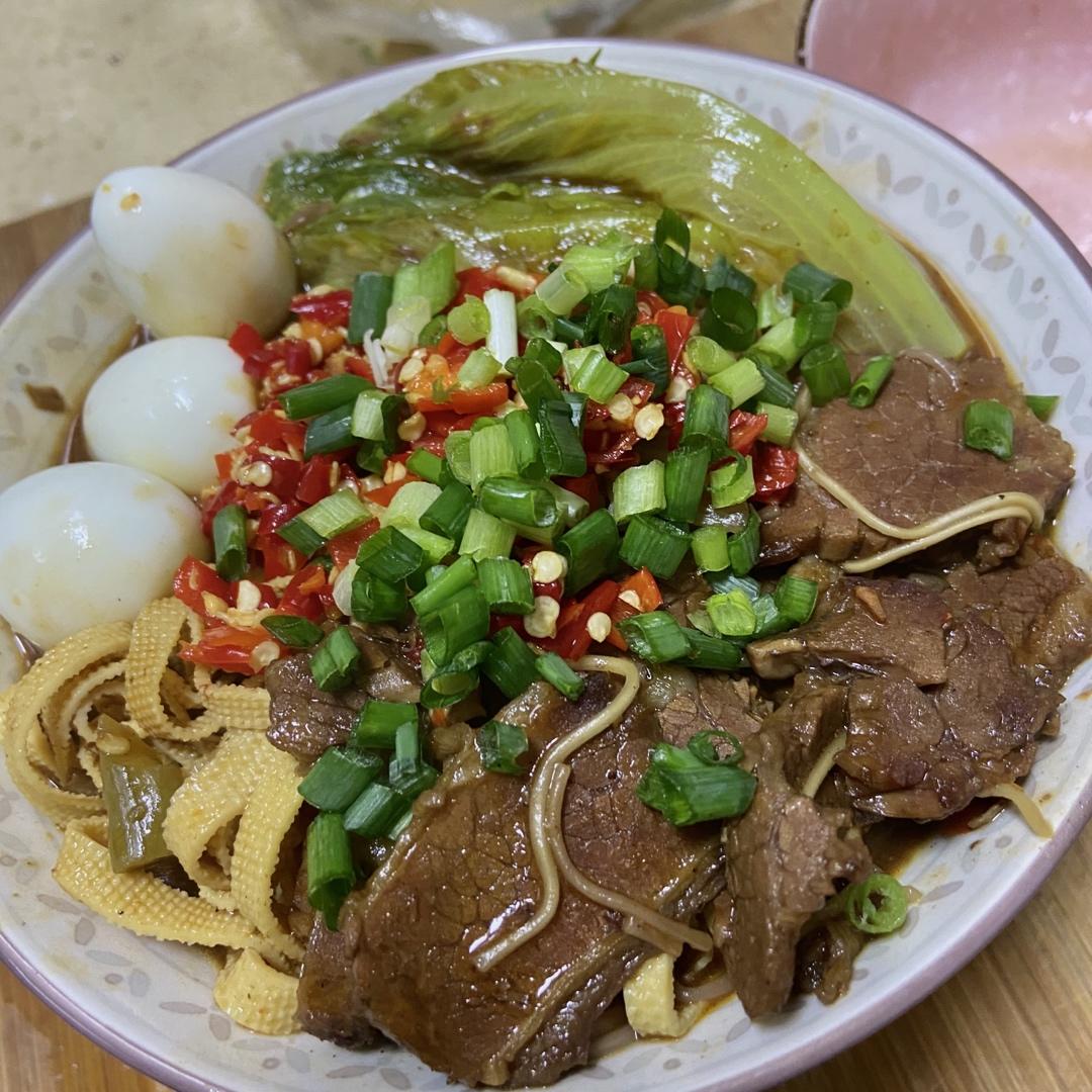 酸爽到不敢想象的浇汤肥牛面