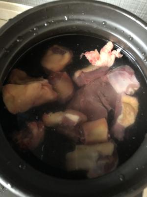 砂锅茶树菇老鸭汤的做法 步骤1