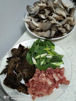酱香平菇炒肉片的做法 步骤1