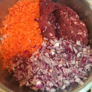 简易版牛肉洋葱胡萝卜包子的做法 步骤2
