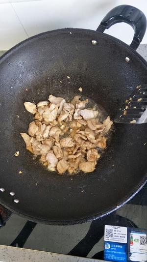很家常又下饭的肉片炒蘑菇的做法 步骤5