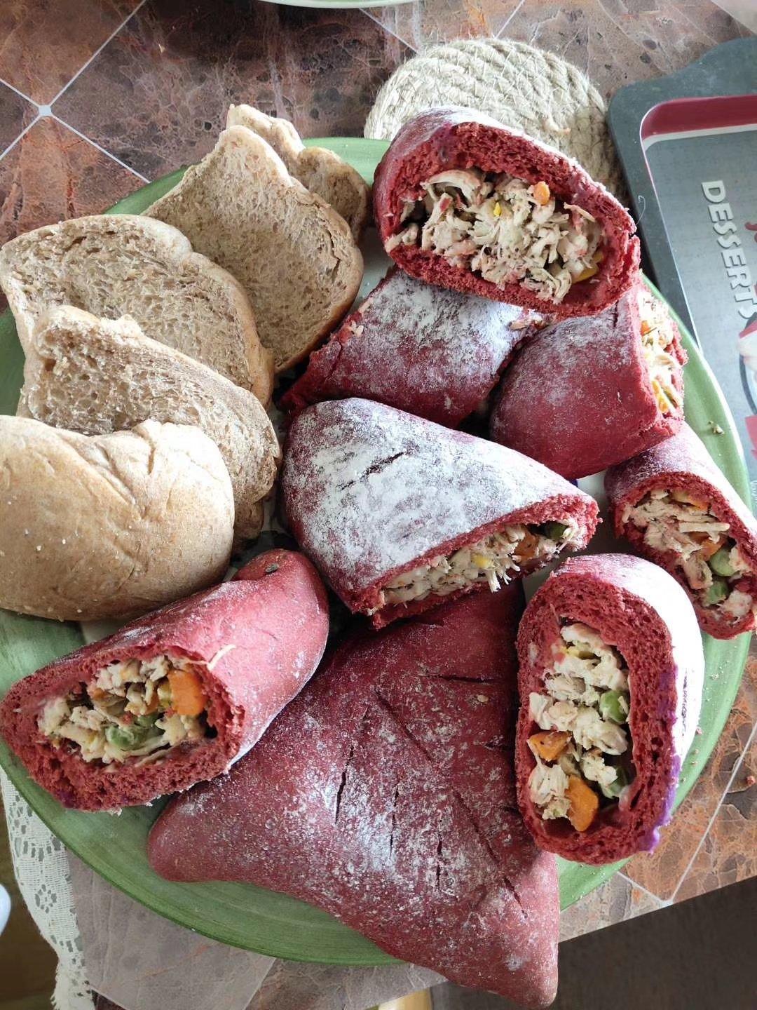 四种新口味:网红珍珠奶茶软欧、火腿芝士墨鱼肠软欧、升级款蟹柳玉米乳酪软欧、牛肉土豆泥软欧