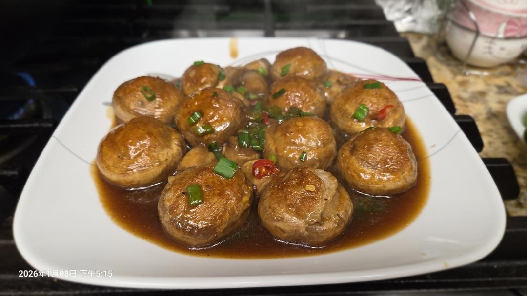 一口爆汁的虾滑酿口蘑