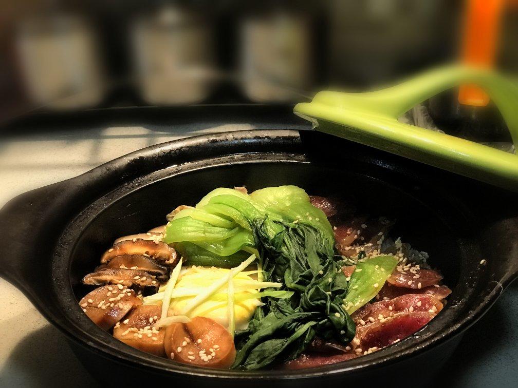 一连好几碗的杏鲍菇腊味煲仔饭