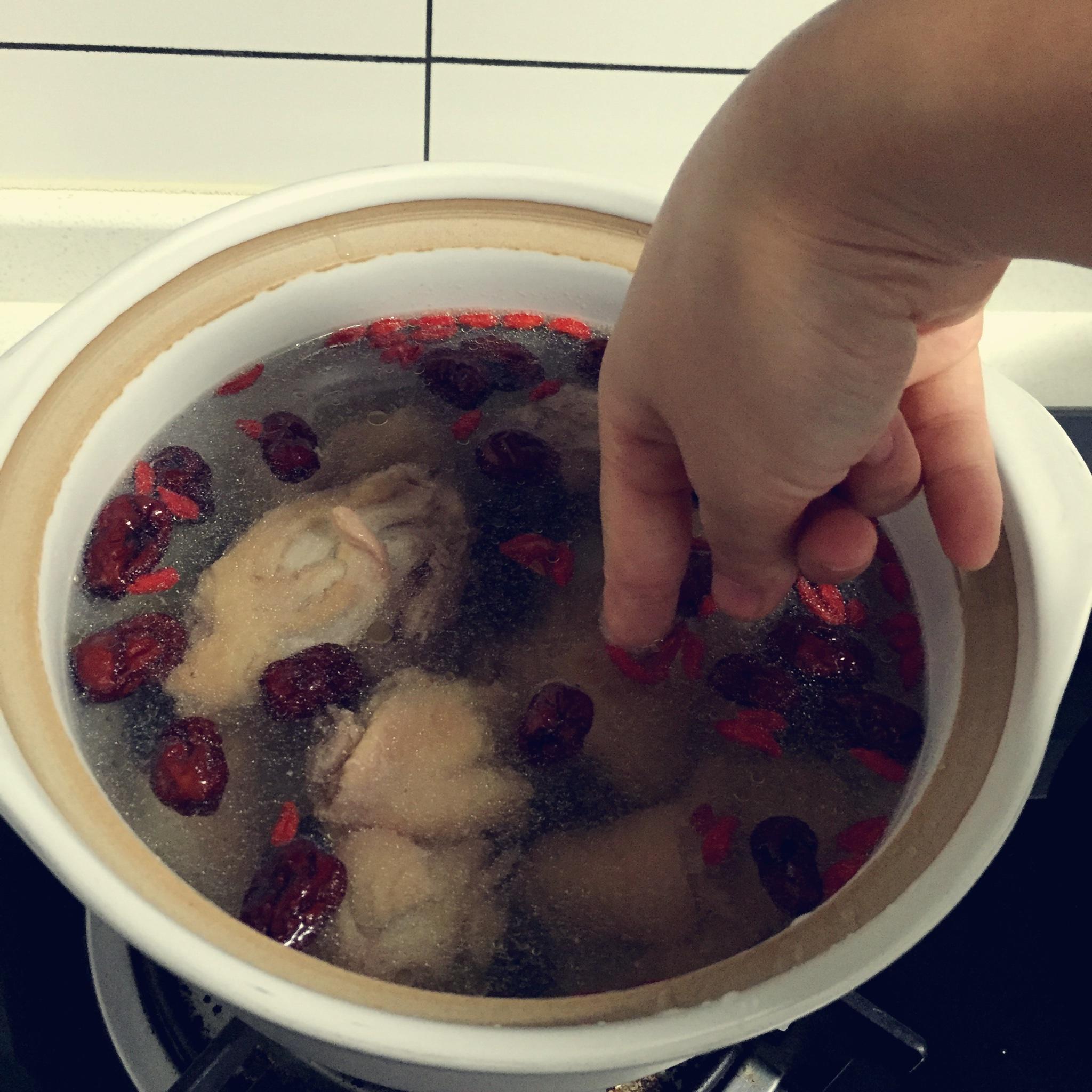 桂圆红枣炖鸡汤的做法 步骤4