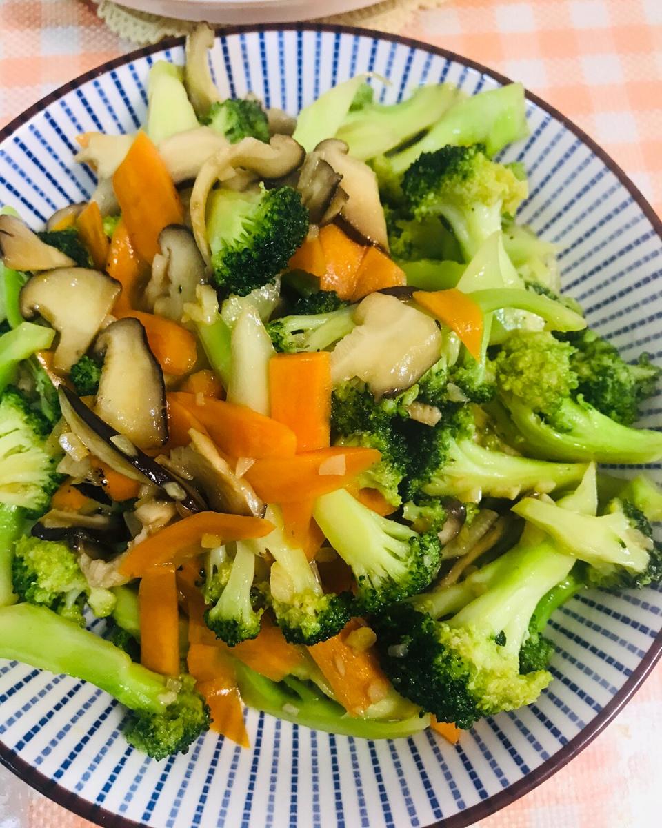 百姓人家——西兰花胡萝卜炒蘑菇