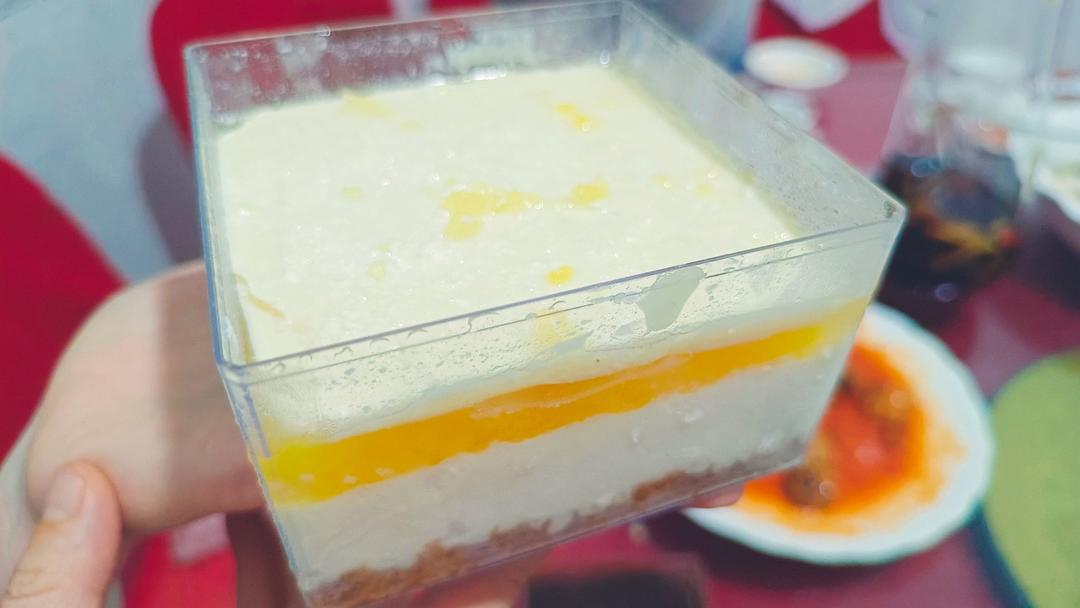 热带风情菠萝白巧脆皮盒子蛋糕