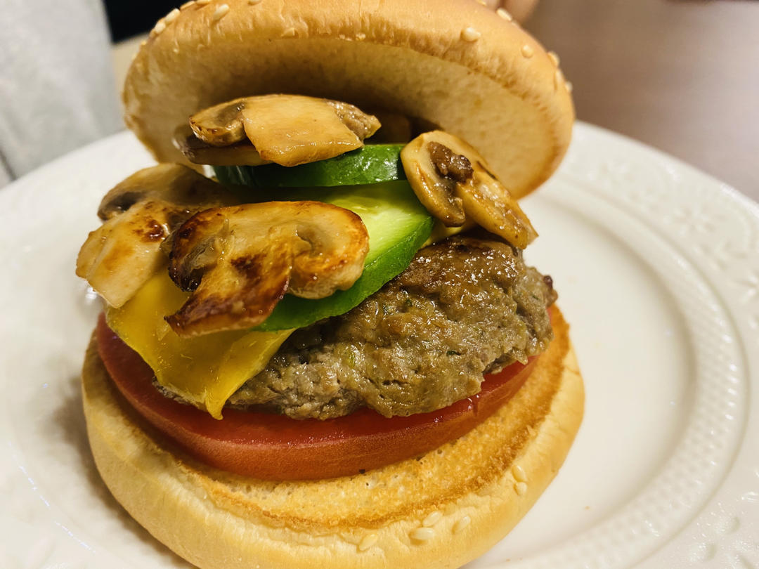 牛肉汉堡 煎出香嫩多汁的牛肉饼