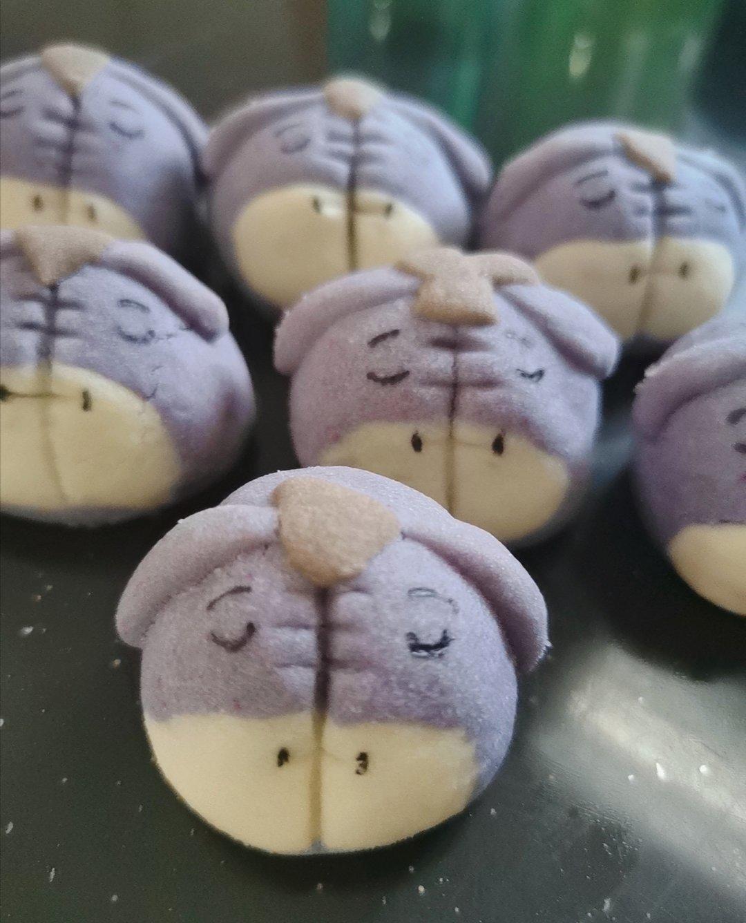 捏着玩的卡通凤梨酥