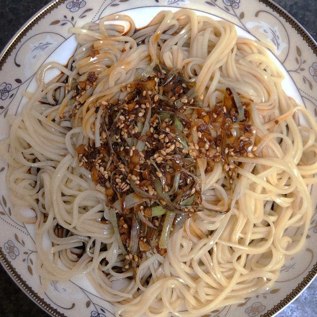 10分钟搞定的一碗葱油拌面