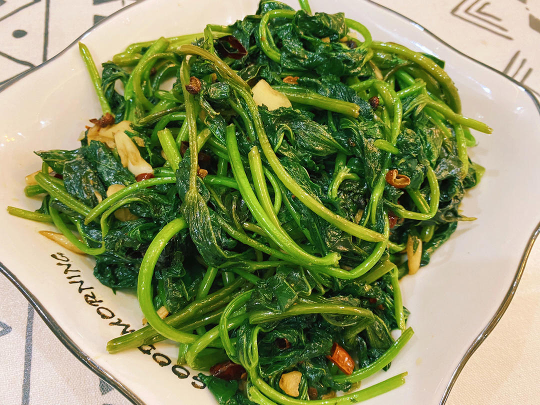 简单好吃的炝炒红苕尖