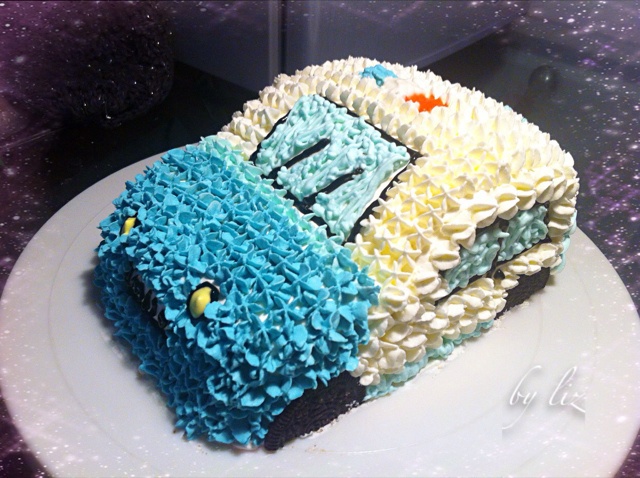 纽扣~~做的小汽车造型奶油蛋糕