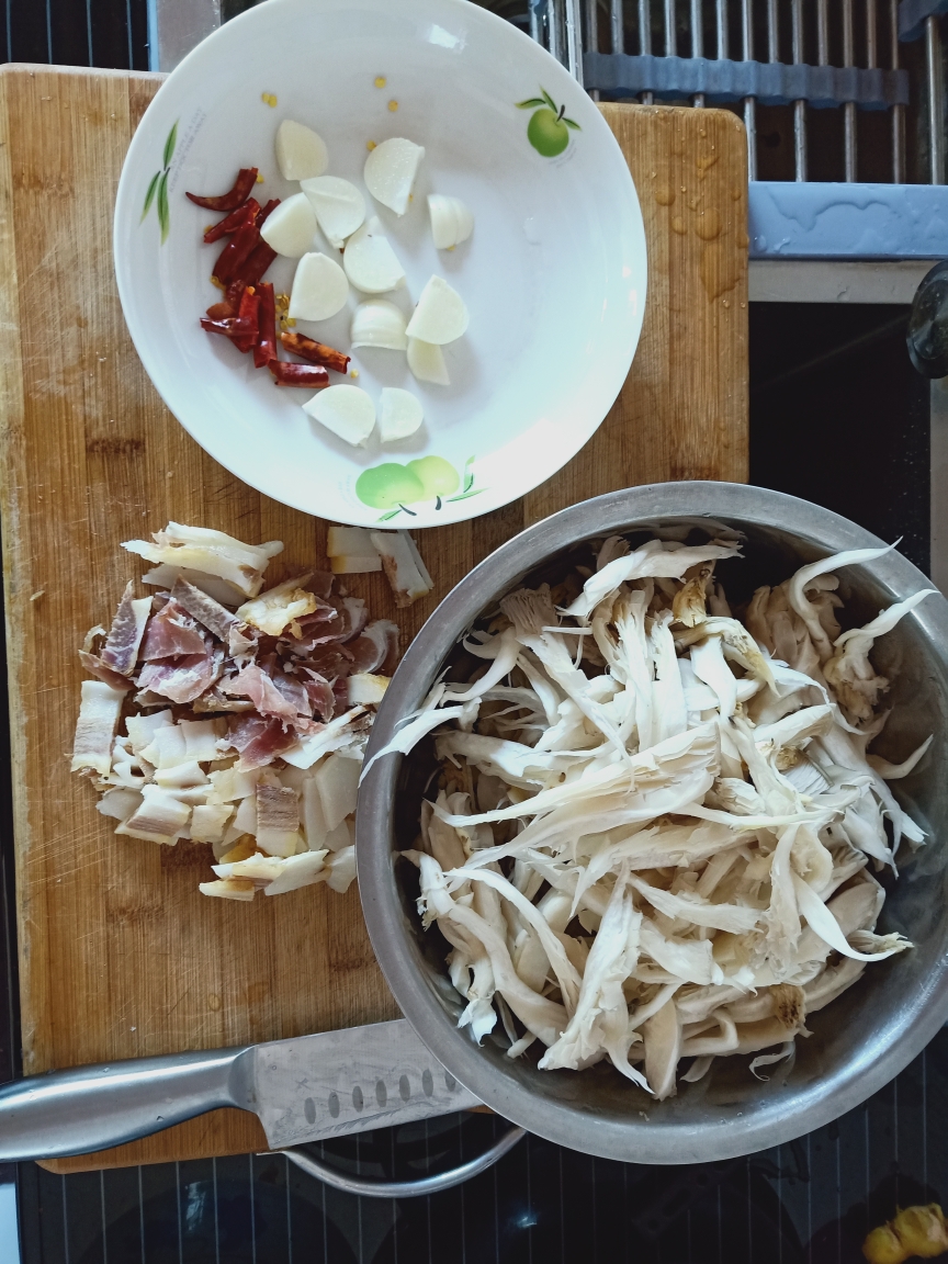 人工菌炒腊肉（平菇炒腊肉）的做法 步骤2
