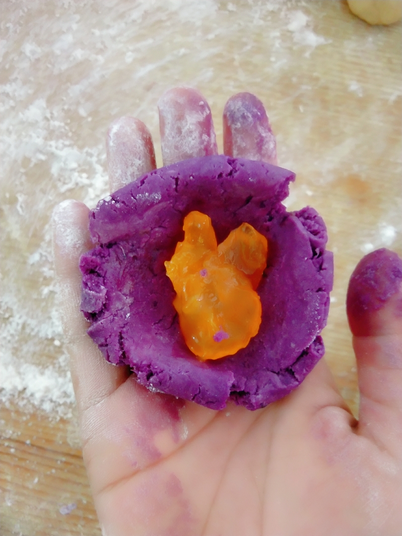 蛋挞皮紫薯蛋黄酥饼的做法 步骤4
