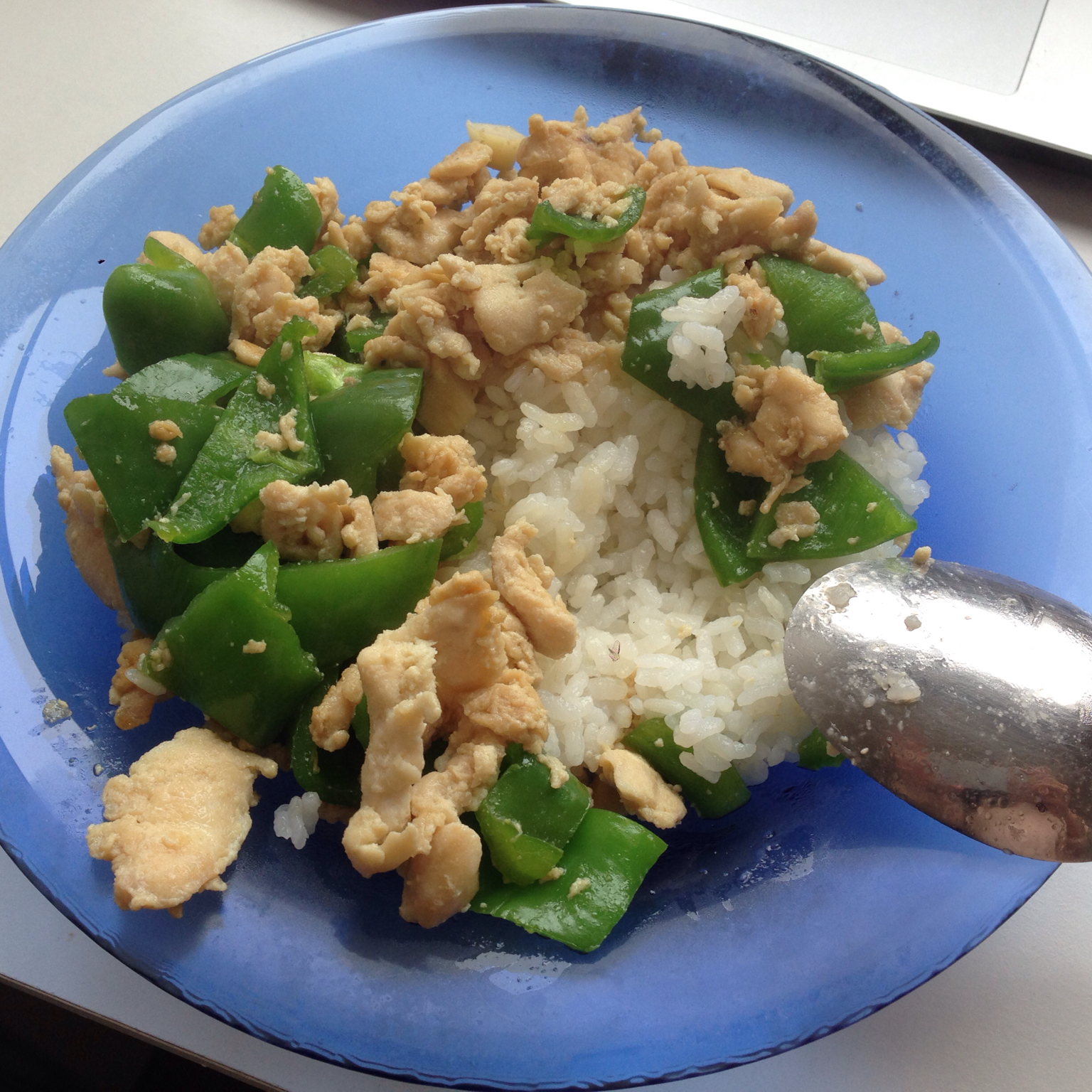 把鸡肉炒的嫩嫩的：青椒溜鸡片