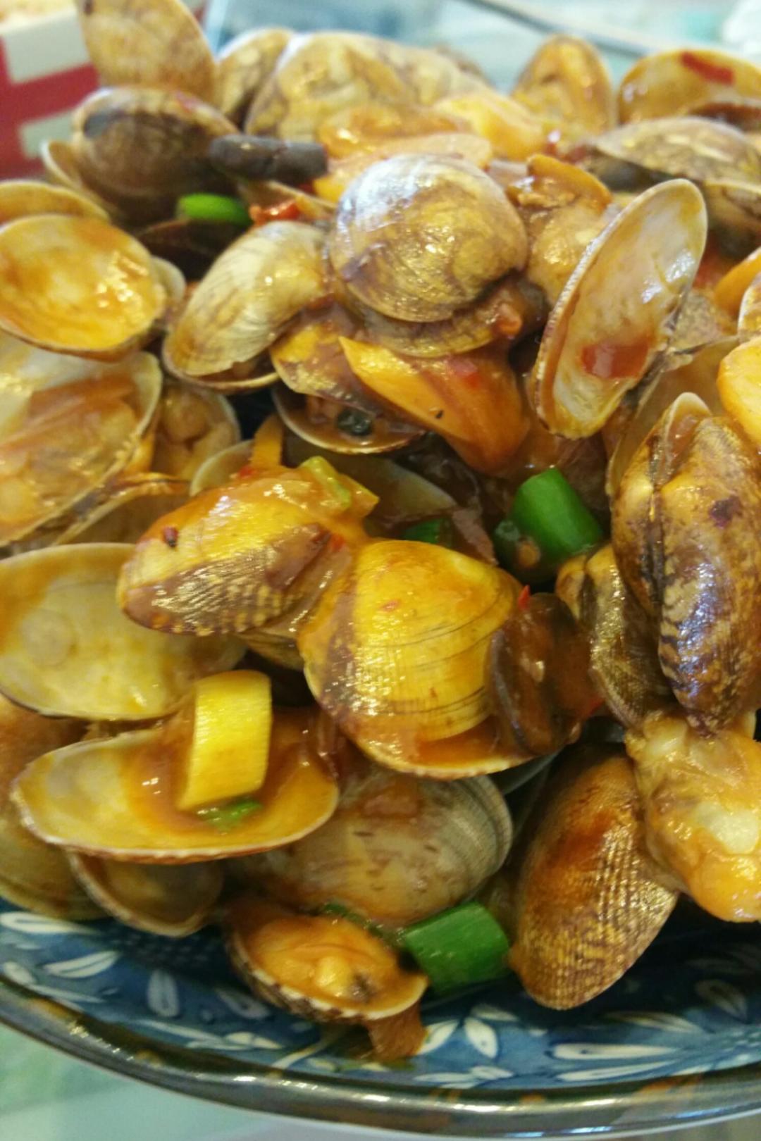 满满的兜兜做的葱炒花蛤