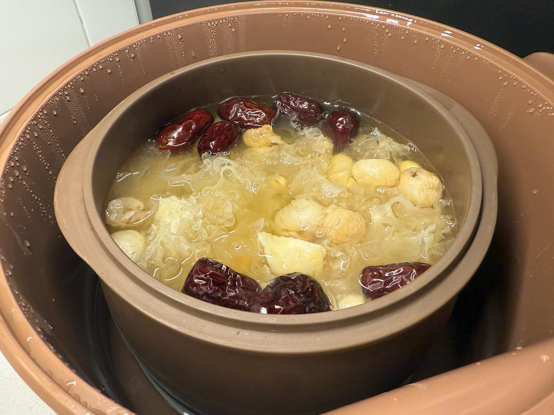 红枣百合莲子银耳羹——养颜润秋燥哦