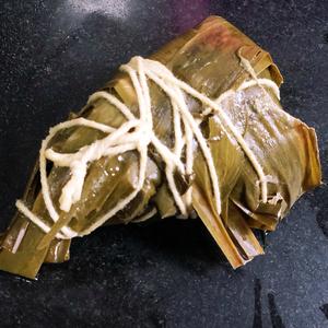 咸蛋黄绿豆大肉粽的做法 步骤14