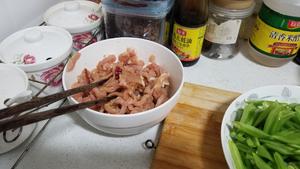 眉豆炒肉的做法 步骤3
