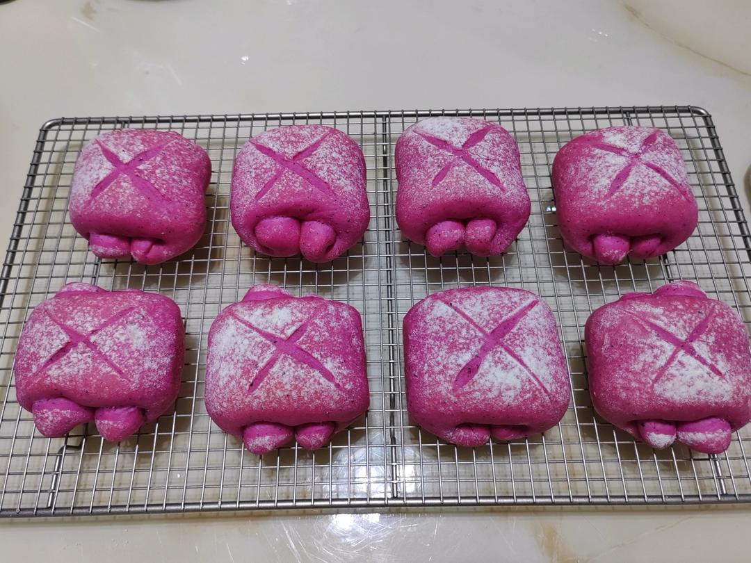 软到不知所措的火龙果汁面包卷，柔软清甜，清淡的口味真是太适合夏天吃了！