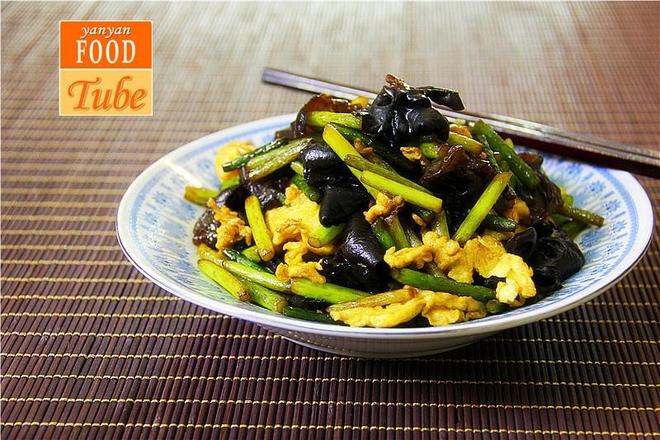 蒜薹炒木耳 Woodear Mushroom with Garlic and Egg的做法