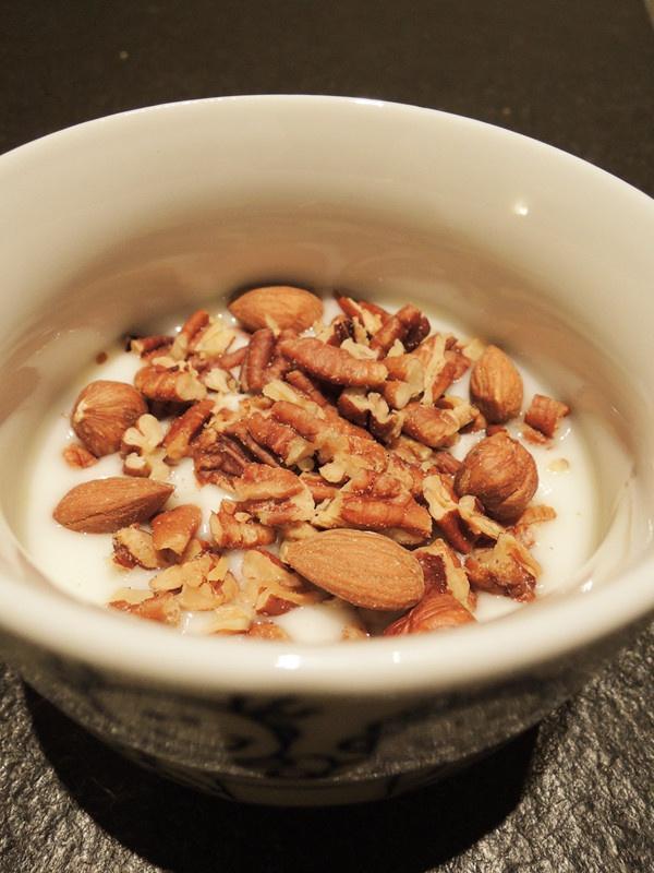 酸奶果仁甜点的做法