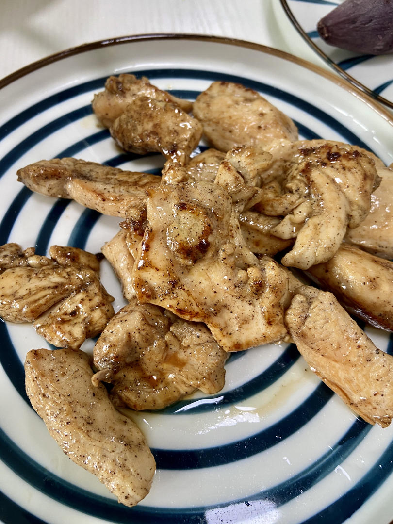 香煎鲜嫩多汁的黑椒鸡胸肉