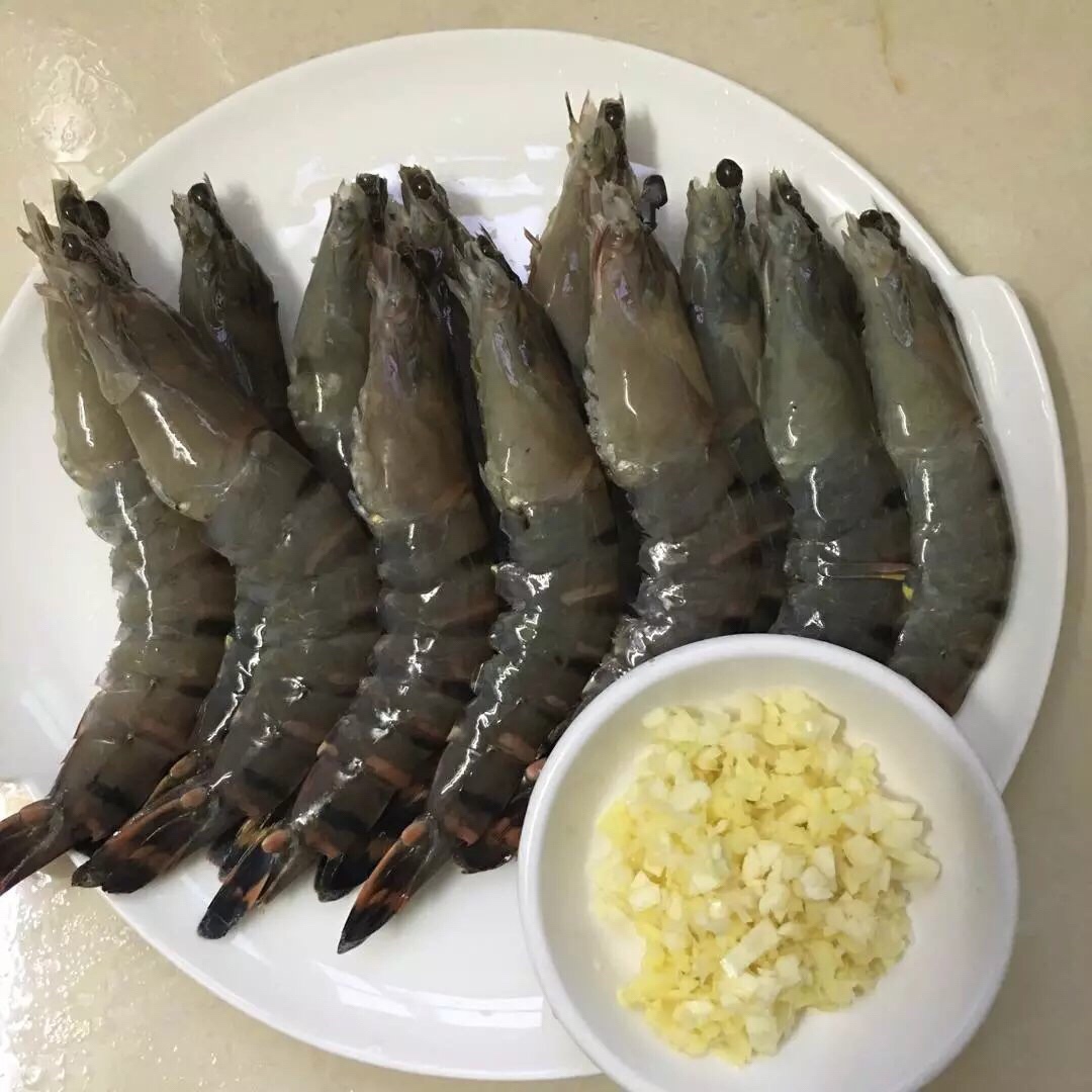 蚝油焖大虾的做法 步骤1