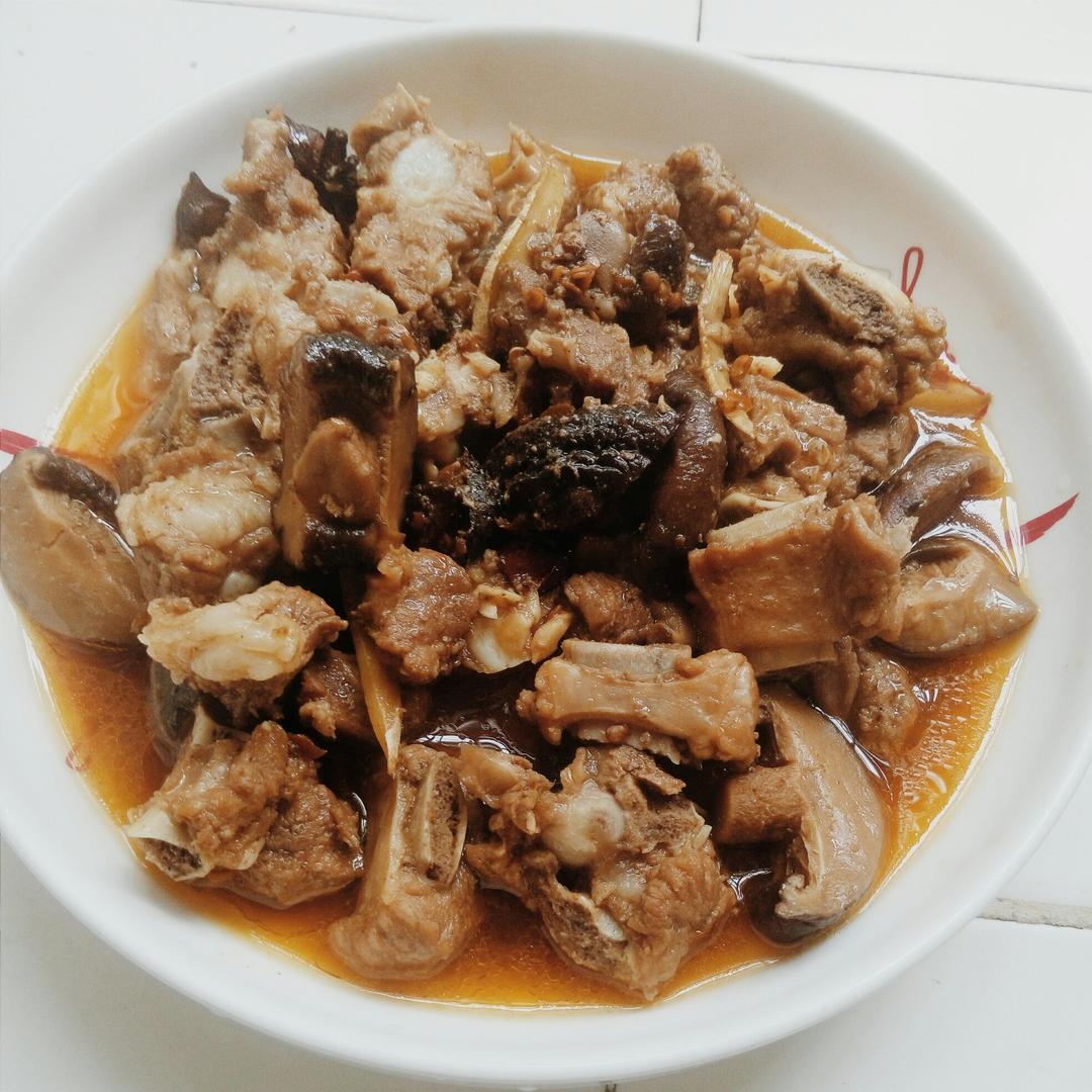香菇焖排骨