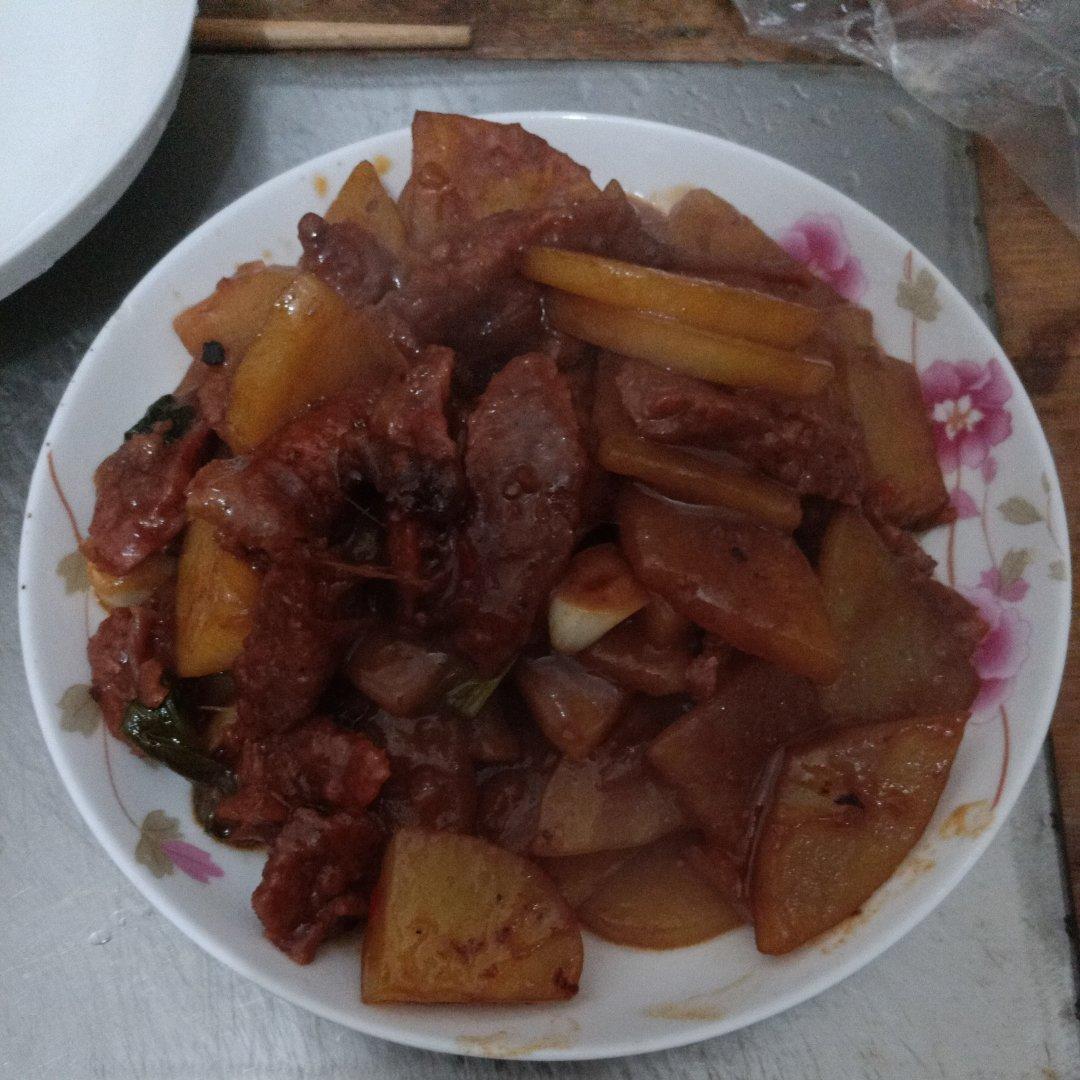 土豆焖腊肠