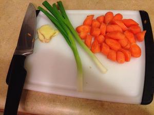 胡萝卜骨头粥的做法 步骤3