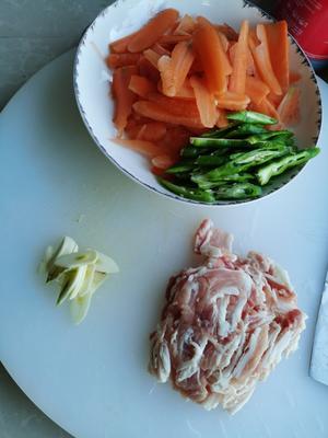 胡萝卜片炒肉的做法 步骤1