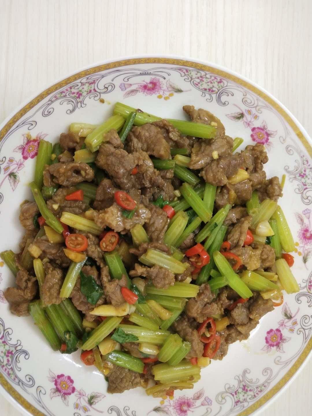 超级下饭又简单的芹菜炒牛肉