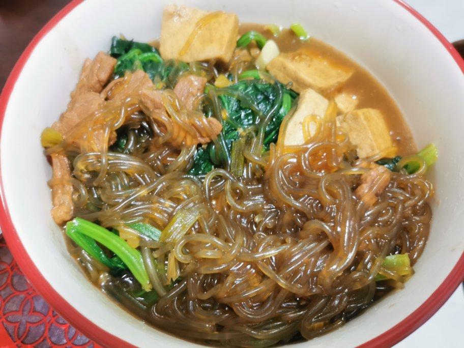 〈大根菠菜猪肉炖粉条〉，从小我家就喜欢这么吃。欣小厨 😉