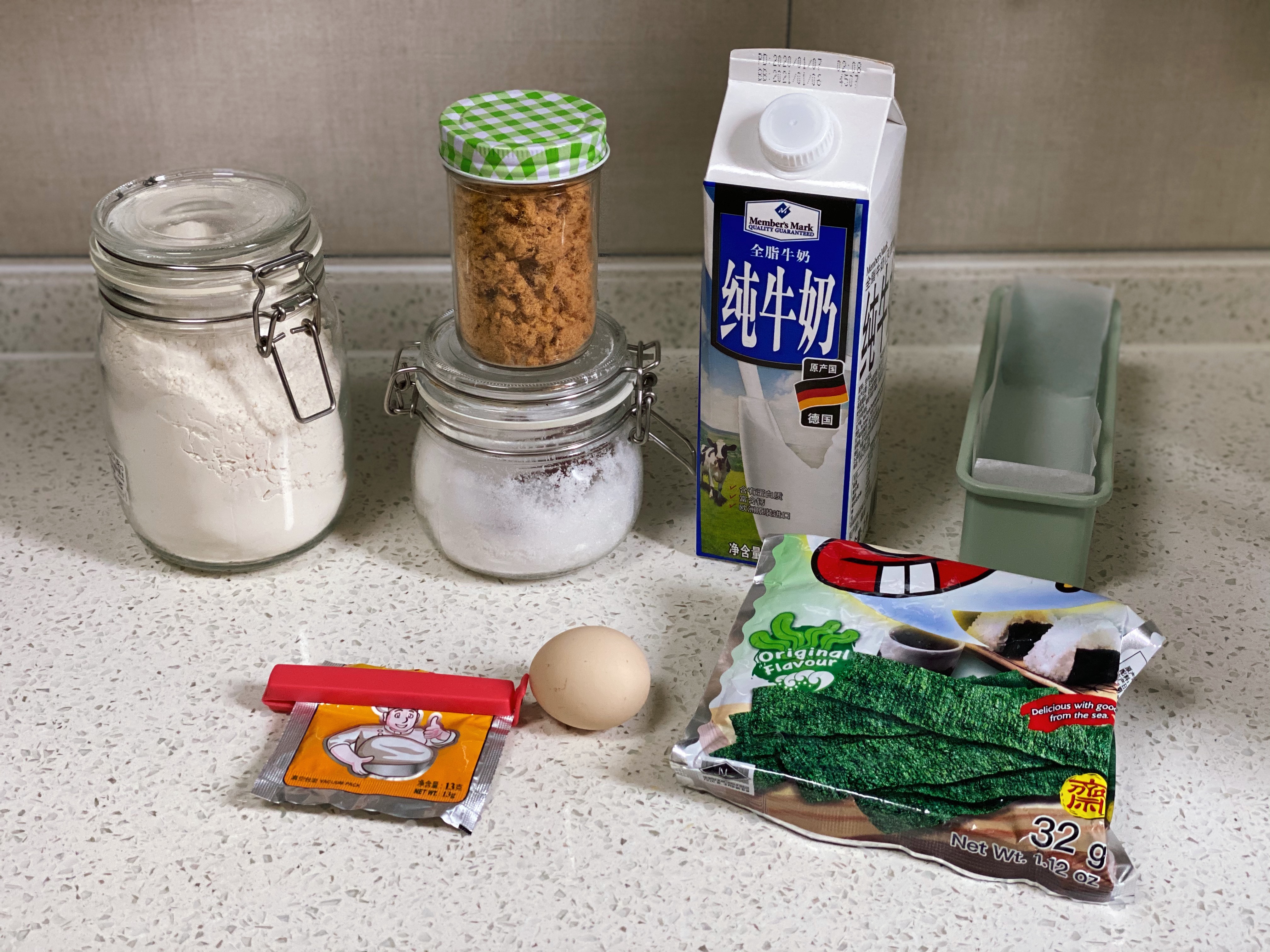 【北鼎蒸炖锅食谱】海苔肉松发糕（酵母版）的做法 步骤1