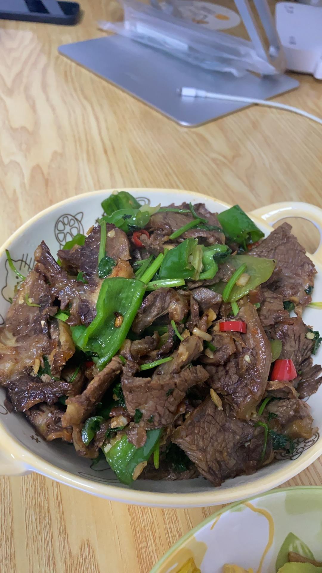 香菜炒牛肉，香辣下饭，爱吃香菜的朋友看过来，拌饭绝了