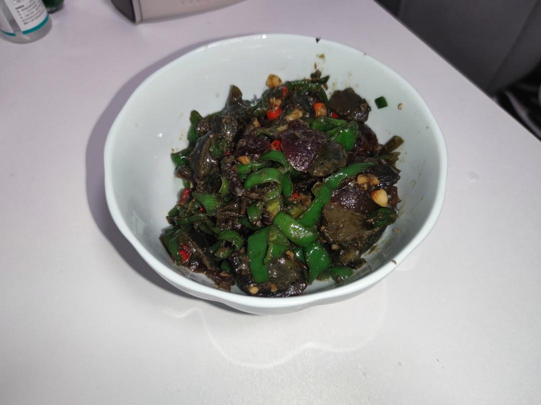 超级下饭的青椒炒皮蛋