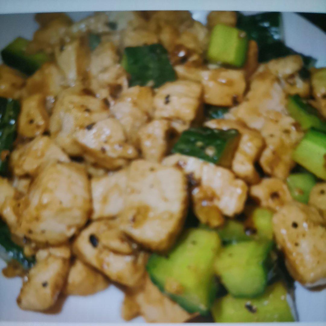 清爽好吃！低脂美味～黄瓜炒鸡胸肉丁