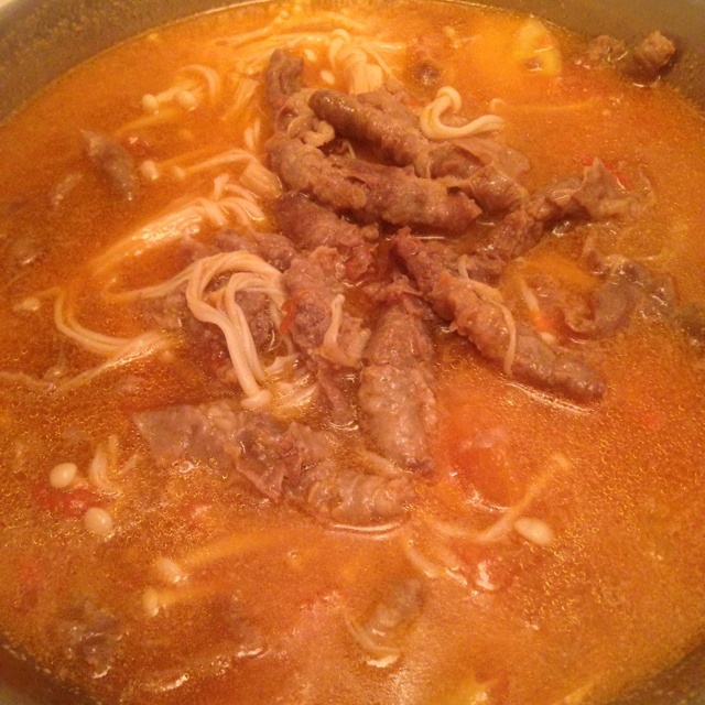 金针菇肥牛番茄锅