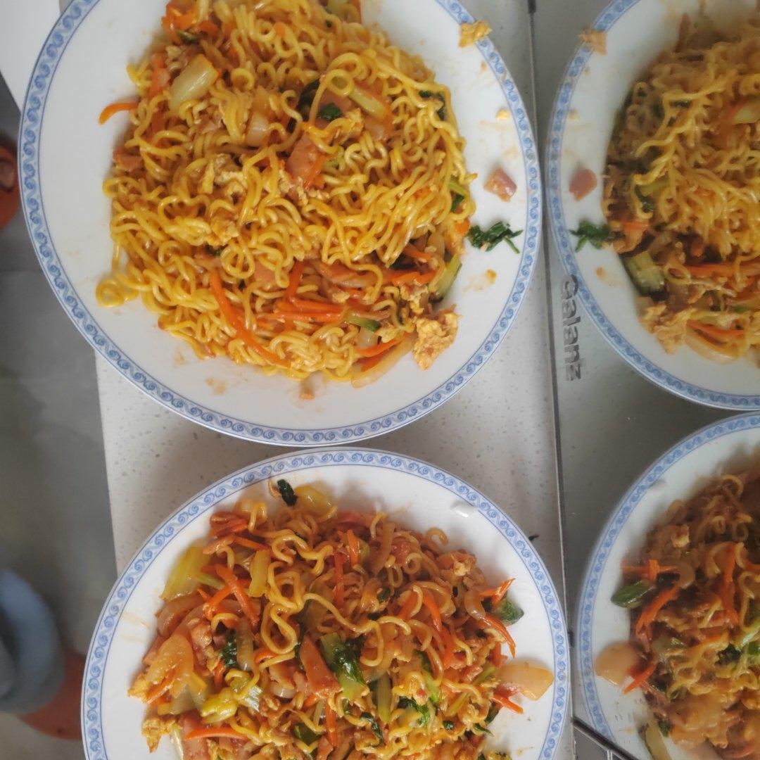 路边摊风味炒方便面