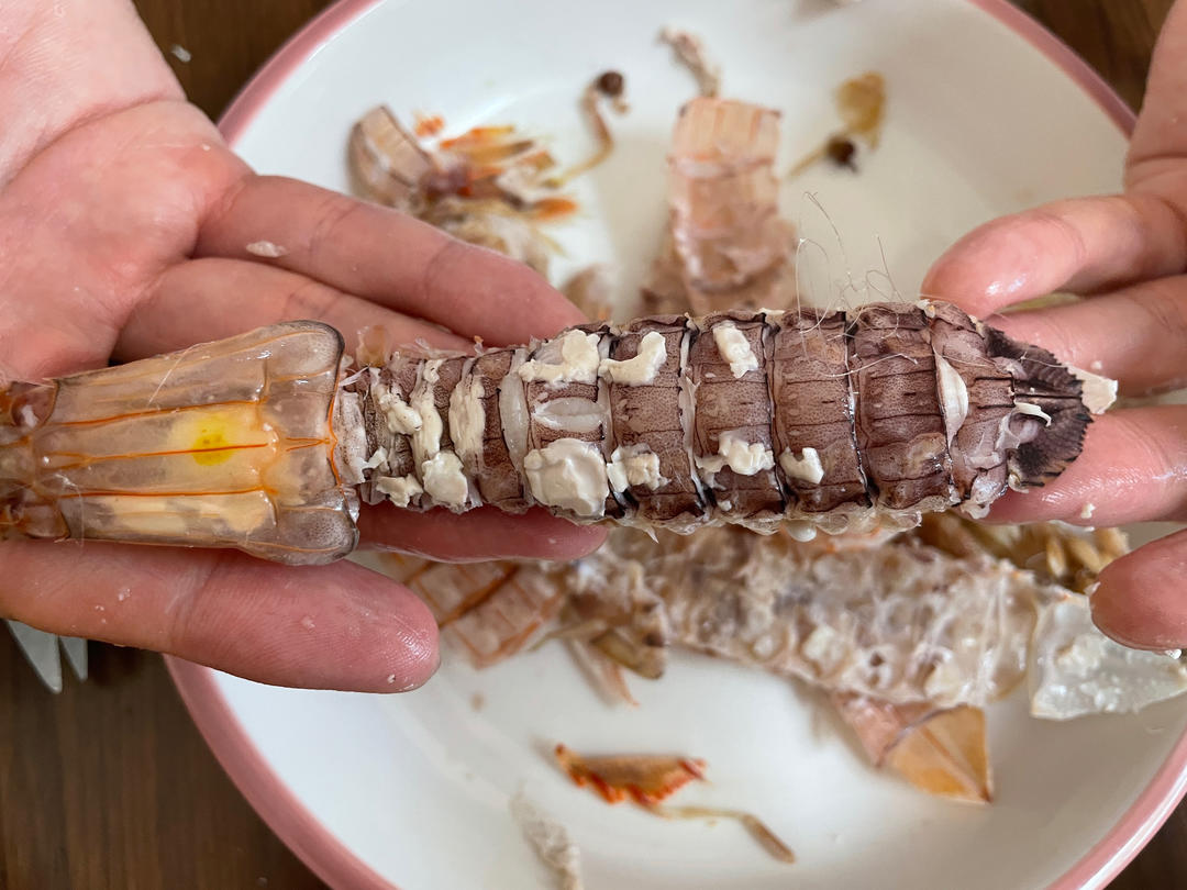 剥皮皮虾的方法