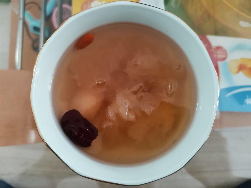 银耳出胶有诀窍，只需记住这两步，人人都能做出来味道正宗，口感到位的银耳羹