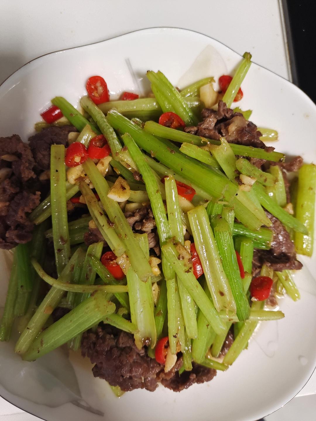 下饭神器又来了，试试这道芹菜炒牛肉！！
