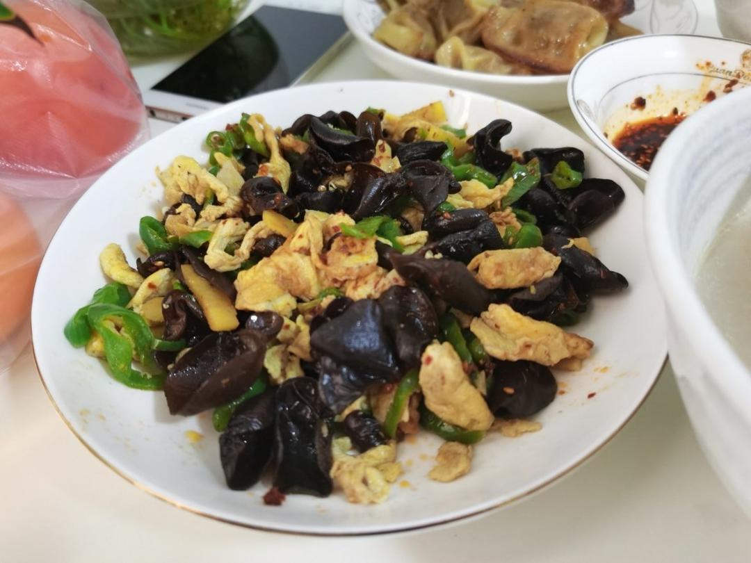 黑木耳青椒炒鸡蛋（营养又下饭）