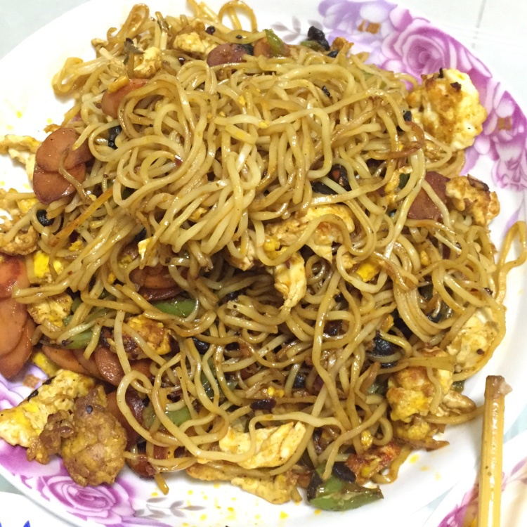香肠鸡蛋炒面