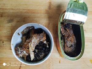 豆豉鲮鱼炒油麦菜的做法 步骤2